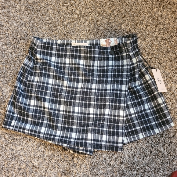 Sincerly Jules Dresses & Skirts - Sincerely Jules Plaid Skort